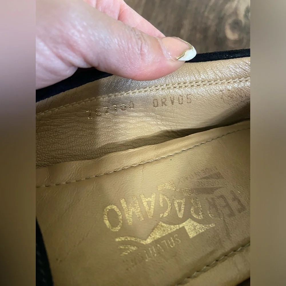 Salvatore ferragamo loafer .Black with gold hardwarre - Picture 6 of 13